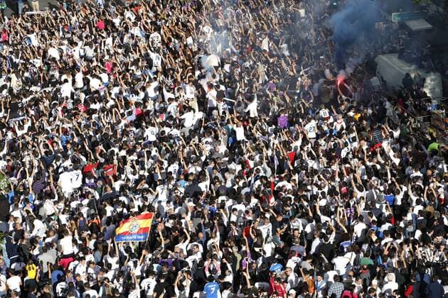 Real Madrid s supporters cheer up their team at the arrival of bus outside of the Santiago Bernabeu stadium in Madrid, Spain on 02 May 2017 before the UEFA Champions League semifinal first leg match between Real Madrid and Atletico Madrid. REAL MADRID VS ATLETICO MADRID !ACHTUNG: NUR REDAKTIONELLE NUTZUNG!  Copyright: xJUANJOxMARTINx 20170502-636293516507569633