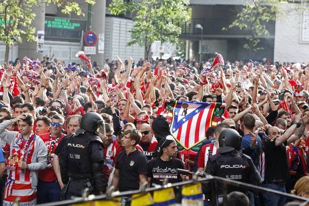 Atletico Madrid s supporters cheer up their team outside of the Santiago Bernabeu stadium in Madrid, Spain on 02 May 2017 before the UEFA Champions League semifinal first leg match between Real Madrid and Atletico Madrid. REAL MADRID VS ATLETICO MADRID !ACHTUNG: NUR REDAKTIONELLE NUTZUNG!  Copyright: xJavierxLopezx 20170502-636293517838544569