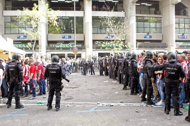 Atletico Madrid s supporters are guard by National policemen before getting into Santiago Bernabeu stadium in Madrid, Spain on 02 May 2017 before the UEFA Champions League semifinal first leg match between Real Madrid and Atletico Madrid. REAL MADRID VS ATLETICO MADRID !ACHTUNG: NUR REDAKTIONELLE NUTZUNG!  Copyright: xJAVIERxLOPEZx 20170502-636293525405539555