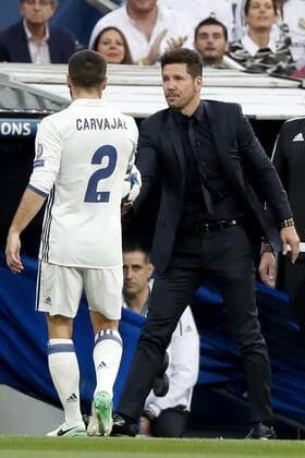 Atletico de Madrid s Argentinian coach Diego Simeone (R) and Real Madrid s defender Dani Carvajal during the UEFA Champions League semifinal match between Real Madrid and Atletico de Madrid at the Santiago Bernabeu stadium in Madrid, Spain, 02 May 2017. REAL MADRID VS. ATLETICO DE MADRID !ACHTUNG: NUR REDAKTIONELLE NUTZUNG!  Copyright: xJavierxLizonx MAD001 20170502-636293560951149007