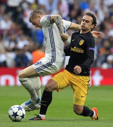 Real Madrid s German midfielder Toni Kroos (R) vies for the ball with Atletico de Madrid s French defender Antoine Griezmann during the UEFA Champions League semifinal match between Real Madrid and Atletico de Madrid at the Santiago Bernabeu stadium in Madrid, Spain, 02 May 2017. REAL MADRID VS. ATLETICO DE MADRID !ACHTUNG: NUR REDAKTIONELLE NUTZUNG!  Copyright: xVictorxLerenax MAD001 20170502-636293561568901087