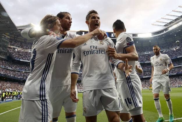Real Madrid s Portuguese striker Cristiano Ronaldo (C) jubilates the first goal against Atletico de Madrid during the UEFA Champions League semifinal match between Real Madrid and Atletico de Madrid at the Santiago Bernabeu stadium in Madrid, Spain, 02 May 2017. REAL MADRID VS. ATLETICO DE MADRID !ACHTUNG: NUR REDAKTIONELLE NUTZUNG!  Copyright: xChemaxMoyax MAD001 20170502-636293564834617449
