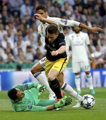 Real Madrid s Costa Rican goalkeeper Keylor Navas (L) vies for the ball with Atletico de Madrid s Kevin Gameiro during the UEFA Champions League semifinal match between Real Madrid and Atletico de Madrid at the Santiago Bernabeu stadium in Madrid, Spain, 02 May 2017. REAL MADRID VS. ATLETICO DE MADRID !ACHTUNG: NUR REDAKTIONELLE NUTZUNG!  Copyright: xJavierxLizonx MAD001 20170502-636293572516406895