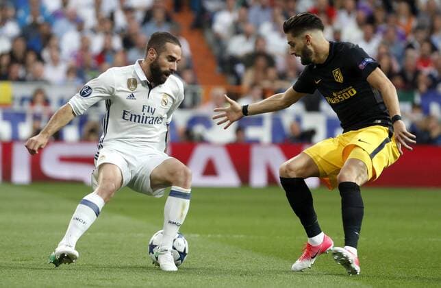 Real Madrid s defender Daniel Carvajal (L) vies for the ball with Atletico de Madrid s Belgian midfielder Yannick Carrasco during the UEFA Champions League semifinal match between Real Madrid and Atletico de Madrid at the Santiago Bernabeu stadium in Madrid, Spain, 02 May 2017. REAL MADRID VS. ATLETICO DE MADRID !ACHTUNG: NUR REDAKTIONELLE NUTZUNG!  Copyright: xChemaxMoyax MAD001 20170502-636293574396806787