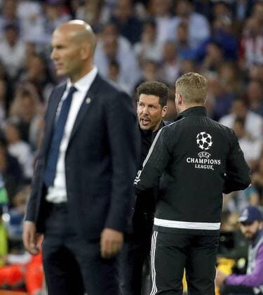 Bilder des Tages - SPORT Atletico de Madrid s Argentinian coach Diego Simeone (C) during the UEFA Champions League semifinal match between Real Madrid and Atletico de Madrid at the Santiago Bernabeu stadium in Madrid, Spain, 02 May 2017. REAL MADRID VS. ATLETICO DE MADRID !ACHTUNG: NUR REDAKTIONELLE NUTZUNG!  Copyright: xJuanJoxMartinx MAD001 20170502-636293575065258217