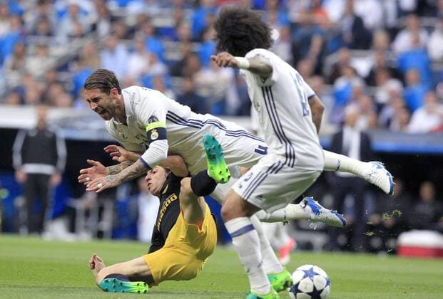 Real Madrid s Brazilian defender Filipe Luis (C) vies for the ball with Real Madrid s defenders Sergio Ramos (L) and Marcelo Vieria during the UEFA Champions League semifinal match between Real Madrid and Atletico de Madrid at the Santiago Bernabeu stadium in Madrid, Spain, 02 May 2017. REAL MADRID VS. ATLETICO DE MADRID !ACHTUNG: NUR REDAKTIONELLE NUTZUNG!  Copyright: xVictorxLerenax MAD001 20170502-636293583404138375