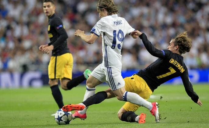 Real Madrid s Croatian midfielder Luka Modric (C) vies for the ball with Atletico de Madrid s French striker Antoine Griezmann during the UEFA Champions League semifinal match between Real Madrid and Atletico de Madrid at the Santiago Bernabeu stadium in Madrid, Spain, 02 May 2017. REAL MADRID VS. ATLETICO DE MADRID !ACHTUNG: NUR REDAKTIONELLE NUTZUNG!  Copyright: xVictorxLerenax MAD001 20170502-636293587569095515