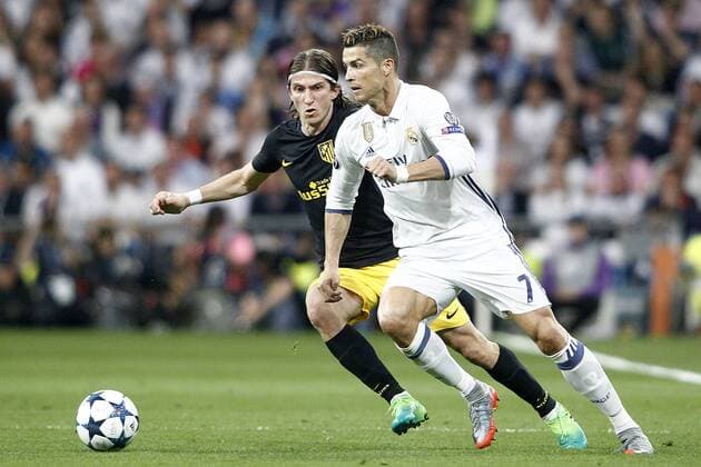 Real Madrid s Cristiano Ronaldo (r) and Ataletico de Madrid s Filipe Luis during Champions League 2016 2017 Semi-finals 1st leg match. May 2,2017.  (2017050282)