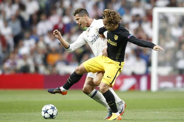 Real Madrid s Cristiano Ronaldo (l) and Ataletico de Madrid s Antoine Griezmann during Champions League 2016 2017 Semi-finals 1st leg match. May 2,2017.  (2017050279)