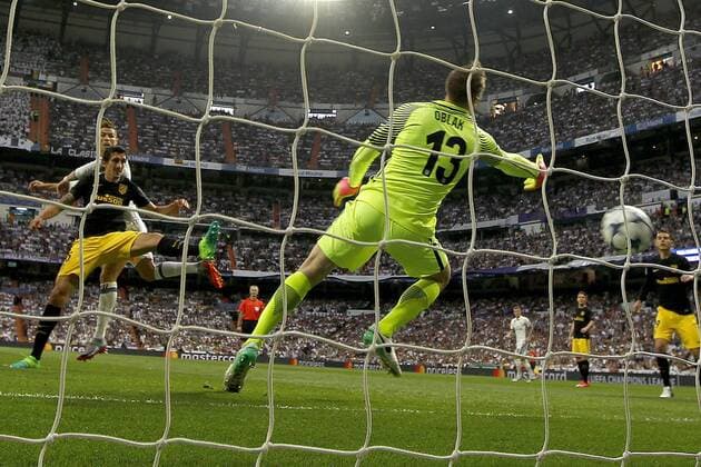 Real Madrid s Protuguese striker Cristiano Ronaldo (L, up) scores a goal during the UEFA Champions League semifinal match between Real Madrid and Atletico de Madrid at the Santiago Bernabeu stadium in Madrid, Spain, 02 May 2017. REAL MADRID VS. ATLETICO DE MADRID !ACHTUNG: NUR REDAKTIONELLE NUTZUNG!  Copyright: xChemaxMoyax MAD001 20170502-636293592783105743