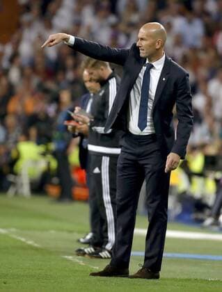 Real Madrid s French coach Zinedine Zidane during the UEFA Champions League semifinal match between Real Madrid and Atletico de Madrid at the Santiago Bernabeu stadium in Madrid, Spain, 02 May 2017. REAL MADRID VS. ATLETICO DE MADRID !ACHTUNG: NUR REDAKTIONELLE NUTZUNG!  Copyright: xJuanJoxMartinx MAD001 20170502-636293598654129435