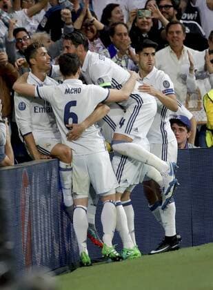 Real Madrid s players jubilate the second goal of the team during the UEFA Champions League semifinal match between Real Madrid and Atletico de Madrid at the Santiago Bernabeu stadium in Madrid, Spain, 02 May 2017. REAL MADRID VS. ATLETICO DE MADRID !ACHTUNG: NUR REDAKTIONELLE NUTZUNG!  Copyright: xJuanJoxMartinx MAD001 20170502-636293614226744893