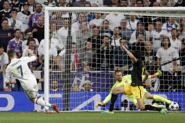 Real Madrid s striker Cristiano Ronaldo (L) jubilates the third goal of the team during the UEFA Champions League semifinal match between Real Madrid and Atletico de Madrid at the Santiago Bernabeu stadium in Madrid, Spain, 02 May 2017. REAL MADRID VS. ATLETICO DE MADRID !ACHTUNG: NUR REDAKTIONELLE NUTZUNG!  Copyright: xJavierxLizonx MAD001 20170502-636293620697853929