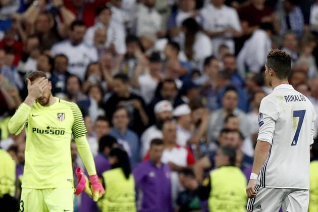 Real Madrid s Portuguese striker Cristiano Ronaldo (R) and Atletico de Madrid s goalkeeper Jan Oblak after the UEFA Champions League semifinal match between Real Madrid and Atletico de Madrid at the Santiago Bernabeu stadium in Madrid, Spain, 02 May 2017. REAL MADRID VS. ATLETICO DE MADRID !ACHTUNG: NUR REDAKTIONELLE NUTZUNG!  Copyright: xJavierxLizonx MAD001 20170502-636293629711730365