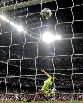 Atletico de Madrid s goalkeeper Jan Oblak (C) during the UEFA Champions League semifinal match between Real Madrid and Atletico de Madrid at the Santiago Bernabeu stadium in Madrid, Spain, 02 May 2017. REAL MADRID VS. ATLETICO DE MADRID !ACHTUNG: NUR REDAKTIONELLE NUTZUNG!  Copyright: xJuanJoxMartinx MAD001 20170502-636293630337750339