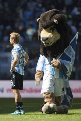 1860 - Maskottchen und Stefan AIGNER ( 29, 1860) nach Spielende. Fussball, TSV von 1860 Muenchen1860 Muenchen (1860) - Eintracht Braunschweig (EBS) 0:1, 2. Bundesliga, 31.Spieltag, Saison 2016 2017, am 30.04.2017 in Muenchen A L L I A N Z A R E N A Deutschland. Â