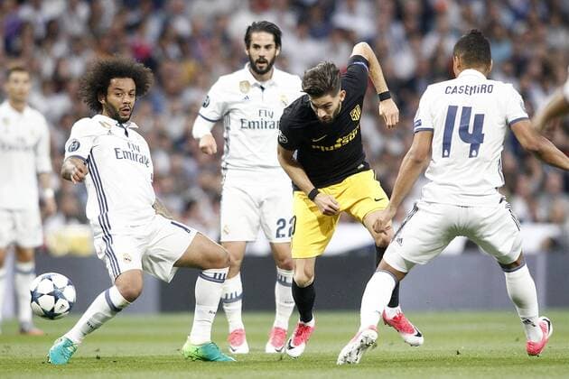 Real Madrid s Marcelo Vieira (l), Isco Alarcon (c-l) and Carlos Henrique Casemiro (r) and Atletico de Madrid s Yannick Ferreira Carrasco during Champions League 2016 2017 Semi-finals 1st leg match. May 2,2017.  (20170502132)