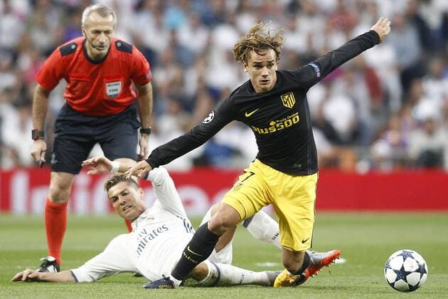 Real Madrid s Cristiano Ronaldo (c) and Ataletico de Madrid s Antoine Griezmann (r) and English referee Martin Atkinson during Champions League 2016 2017 Semi-finals 1st leg match. May 2,2017.  (20170502114)