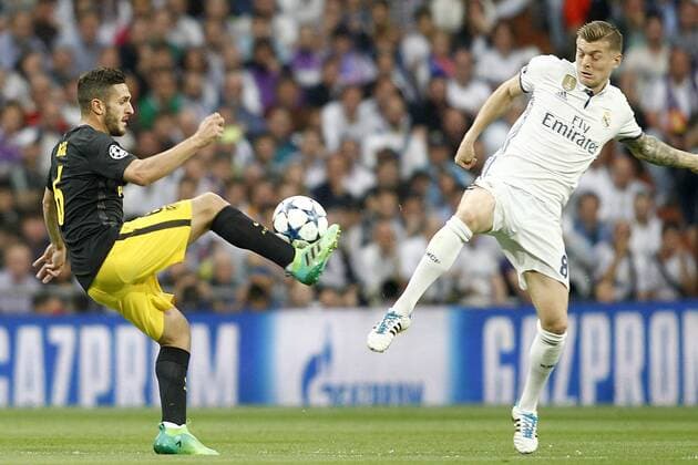 Real Madrid s Toni Kroos (r) and Atletico de Madrid s Koke Resurrecccion during Champions League 2016 2017 Semi-finals 1st leg match. May 2,2017.  (20170502115)