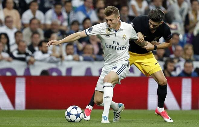 Real Madrid s Toni Kroos and Atletico de Madrid s Yannick Carrasco. DeFodi