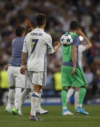 Partido de ida de semifinales de la Liga de Campeones entre el Real Madrid y el Atletico en el Bernabeu. En la imagen, Cristiano Ronaldo con el balon tras su hat-trick. First leg of Champions League semifinals between Real Madrid and Atletico. In this picture, Cristiano Ronaldo with the ball after his hat-trick. xÃngelxRiverox 