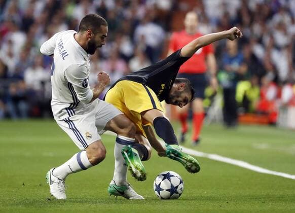 Partido de ida de semifinales de la Liga de Campeones entre el Real Madrid y el Atletico en el Bernabeu. En la imagen, Carvajal y Koke. First leg of Champions League semifinals between Real Madrid and Atletico. In this picture, Carvajal and Koke. xPabloxGarciax 