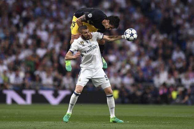 Partido de ida de semifinales de la Liga de Campeones entre el Real Madrid y el Atletico en el Bernabeu. En la imagen, Benzema y Savic. First leg of Champions League semifinals between Real Madrid and Atletico. In this picture, Benzema and Savic. xJUANxAGUADOx 