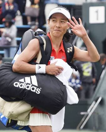 Tennis: 46-year-old Date back on court after injury layoff Japanese tennis player Kimiko Date acknowledges the crowd after losing to Zhu Lin of China in the first round of the Kangaroo Cup in Gifu, central Japan, on May 3, 2017. It was the former world No. 4 player s first official competition in 16 months after recovering from a knee injury. 