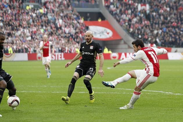 (L-R) Nicolas Nkoulou of Olympique Lyonnais, Nicolas Nkoulou of Olympique Lyonnais, Amin Younes of Ajax 3-0during the UEFA Europa League semi final match between Ajax Amsterdam and Olympique Lyonnais at the Amsterdam Arena on May 03, 2017 in Amsterdam, The Netherlands Ajax v Olympique Lyon UEFA Europa League 2016 2017 xVIxxIVx 7717430