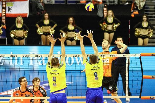 Volleyball, Herren, Saison 2016 17, 1. Bundesliga, Playoff, Finale, 2. Spiel, BR Volleys - VfB Friedrichshafen, Graham Vigrass (Nr. 8, Berlin Recycling Volleys), Robert Kromm (Nr. 3, Berlin Recycling Volleys), Andreas Takvam (Nr. 4, VfB Friedrichshafen), Michal Finger (Nr. 6, VfB Friedrichshafen), Paul Carroll (Nr. 12, Berlin Recycling Volleys), 03.05.17, Copyright: xMichaelxHundtx xMatthiasxKochx