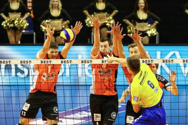 Themen der Woche - Sport Bilder des Tages - SPORT Volleyball, Herren, Saison 2016 17, 1. Bundesliga, Playoff, Finale, 2. Spiel, BR Volleys - VfB Friedrichshafen, Ruben Schott (Nr. 13, Berlin Recycling Volleys), Graham Vigrass (Nr. 8, Berlin Recycling Volleys), Paul Carroll (Nr. 12, Berlin Recycling Volleys), Michal Finger (Nr. 6, VfB Friedrichshafen), 03.05.17, Copyright: xMichaelxHundtx xMatthiasxKochx