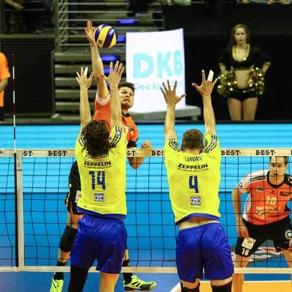 Volleyball, Herren, Saison 2016 17, 1. Bundesliga, Playoff, Finale, 2. Spiel, BR Volleys - VfB Friedrichshafen, Tomas Rousseaux (Nr. 14, VfB Friedrichshafen), Ruben Schott (Nr. 13, Berlin Recycling Volleys), Andreas Takvam (Nr. 4, VfB Friedrichshafen), Sebastian Kühner (Nr. 10, Berlin Recycling Volleys), 03.05.17, Copyright: xMichaelxHundtx xMatthiasxKochx