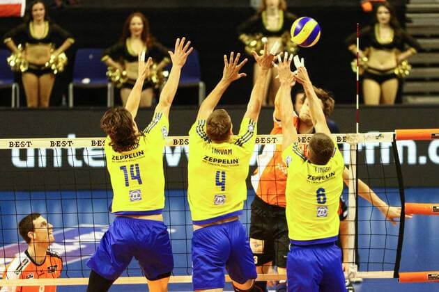 Volleyball, Herren, Saison 2016 17, 1. Bundesliga, Playoff, Finale, 2. Spiel, BR Volleys - VfB Friedrichshafen, Graham Vigrass (Nr. 8, Berlin Recycling Volleys), Tomas Rousseaux (Nr. 14, VfB Friedrichshafen), Andreas Takvam (Nr. 4, VfB Friedrichshafen), Michal Finger (Nr. 6, VfB Friedrichshafen), Robert Kromm (Nr. 3, Berlin Recycling Volleys), 03.05.17, Copyright: xMichaelxHundtx xMatthiasxKochx