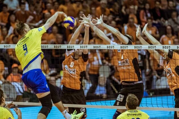 Angriff Andreas Takvam (04-Friedrichshafen) gegen Block Sebastian Kühner (10-BRV), Felix Fischer (06-BRV), Robert Kromm (03-BRV) 03.05.2017, BR Volleys - VfB Friedrichshafen Play-Off Finale 2. Spiel Volleyball Bundesliga Saison 2016 2017