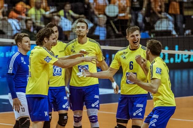 Jubel VfB Friedrichshafen mit vlnr: Markus Steuerwald (13-Friedrichshafen), Tomas Rousseaux (14-Friedrichshafen), David Sossenheimer (05-Friedrichshafen), Michal Finger (06-Friedrichshafen), Simon Tischer (10-Friedrichshafen) 03.05.2017, BR Volleys - VfB Friedrichshafen Play-Off Finale 2. Spiel Volleyball Bundesliga Saison 2016 2017