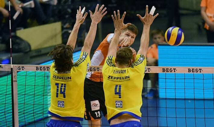 Graham Vigrass (BR Volleys), beim Schmetterball, vorne Thomas Rousseaux (Friedrichshafen), Andreas Takvam (Friedrichshafen), BR Volleys Berlin - VfB Friedrichshafen Deutsche Volleyball Liga, Saison 2016 2017, Herren, Männer, Männer, men, playoff, play-off, Finale, Spiel 2, Volleyball, Deutschland, Germany, Max-Schmeling-Halle Berlin, 3.5.2017