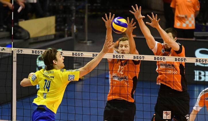 Thomas Rousseaux (Friedrichshafen), am Ball, hinten Paul Carroll (BR Volleys), Graham Vigrass (BR Volleys), BR Volleys Berlin - VfB Friedrichshafen Deutsche Volleyball Liga, Saison 2016 2017, Herren, Männer, Männer, men, playoff, play-off, Finale, Spiel 2, Volleyball, Deutschland, Germany, Max-Schmeling-Halle Berlin, 3.5.2017