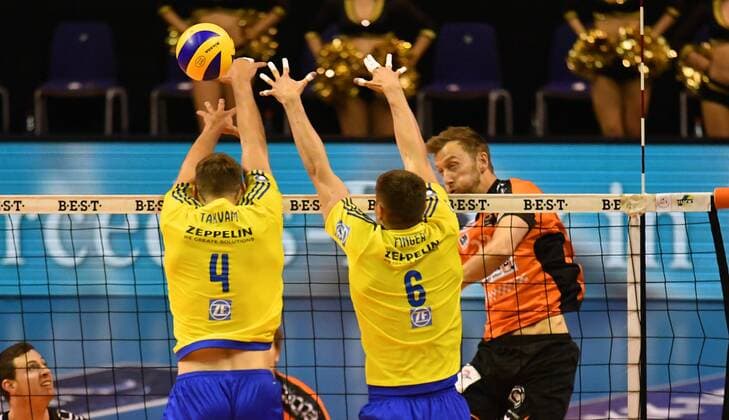 Paul Carroll (BR Volleys), beim Schmetterball, vorne Andreas Takvam (Friedrichshafen), Michal Finger (Friedrichshafen), BR Volleys Berlin - VfB Friedrichshafen Deutsche Volleyball Liga, Saison 2016 2017, Herren, Männer, Männer, men, playoff, play-off, Finale, Spiel 2, Volleyball, Deutschland, Germany, Max-Schmeling-Halle Berlin, 3.5.2017