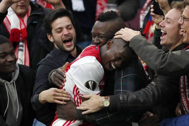 Bilder des Tages - SPORT (L-R) Bertrand Traore of Ajax with his brotherduring the UEFA Europa League semi final match between Ajax Amsterdam and Olympique Lyonnais at the Amsterdam Arena on May 03, 2017 in Amsterdam, The Netherlands Ajax v Olympique Lyon UEFA Europa League 2016 2017 xVIxxIVx 7717641