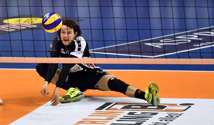 Luke Perry (BR Volleys), bei der Ballannahme BR Volleys Berlin - VfB Friedrichshafen Deutsche Volleyball Liga, Saison 2016 2017, Herren, Männer, Männer, men, playoff, play-off, Finale, Spiel 2, Volleyball, Deutschland, Germany, Max-Schmeling-Halle Berlin, 3.5.2017