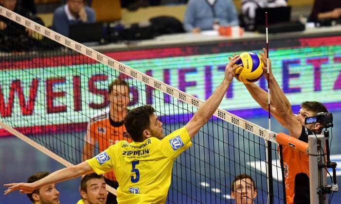 David Sossenheimer (Friedrichshafen), links, rechts Ruben Schott (BR Volleys), BR Volleys Berlin - VfB Friedrichshafen Deutsche Volleyball Liga, Saison 2016 2017, Herren, Männer, Männer, men, playoff, play-off, Finale, Spiel 2, Volleyball, Deutschland, Germany, Max-Schmeling-Halle Berlin, 3.5.2017