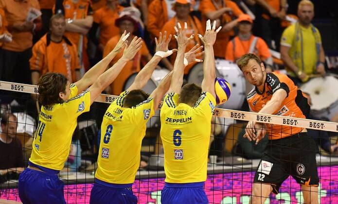 Paul Carroll (BR Volleys), beim Schmetterball, vorne Thomas Rousseaux (Friedrichshafen), Georg Klein (Friedrichshafen), Michal Finger (Friedrichshafen), BR Volleys Berlin - VfB Friedrichshafen Deutsche Volleyball Liga, Saison 2016 2017, Herren, Männer, Männer, men, playoff, play-off, Finale, Spiel 2, Volleyball, Deutschland, Germany, Max-Schmeling-Halle Berlin, 3.5.2017
