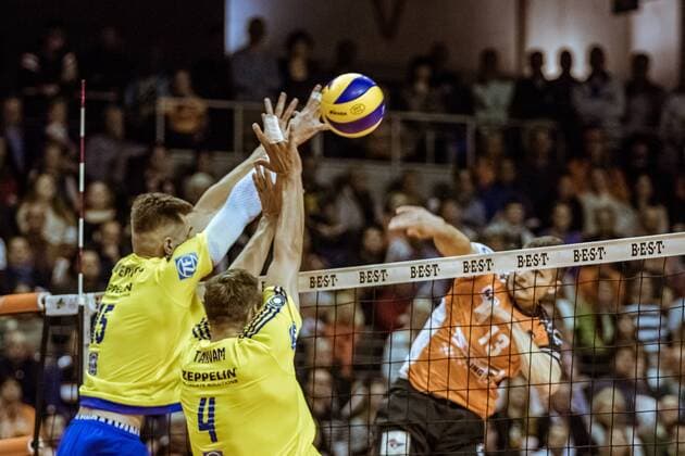 Angriff Ruben Schott (13-BRV) gegen Block Armin Mustedanovic (15-Friedrichshafen), Andreas Takvam (04-Friedrichshafen) 03.05.2017, BR Volleys - VfB Friedrichshafen Play-Off Finale 2. Spiel Volleyball Bundesliga Saison 2016 2017
