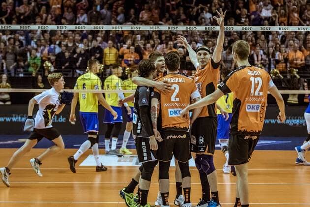 Jubel BR Volleys mit Felix Fischer (06-BRV) (Arme hoch) 03.05.2017, BR Volleys - VfB Friedrichshafen Play-Off Finale 2. Spiel Volleyball Bundesliga Saison 2016 2017