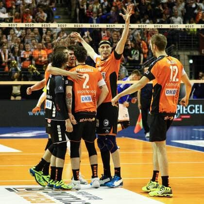 Volleyball, Herren, Saison 2016 17, 1. Bundesliga, Playoff, Finale, 2. Spiel, BR Volleys - VfB Friedrichshafen, Jubel nach dem Satzausgleich, Ruben Schott (Nr. 13, Berlin Recycling Volleys), Luke Perry (Nr. 4, Berlin Recycling Volleys), Tsimafei Zhukouski (Nr. 11, Berlin Recycling Volleys), Steven Marshall (Nr. 2, Berlin Recycling Volleys), Felix Fischer (Nr. 6, Berlin Recycling Volleys), Paul Carroll (Nr. 12, Berlin Recycling Volleys), 03.05.17, Copyright: xMichaelxHundtx xMatthiasxKochx