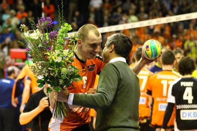 Volleyball, Herren, Saison 2016 17, 1. Bundesliga, Playoff, Finale, 2. Spiel, BR Volleys - VfB Friedrichshafen, Felix Fischer (Nr. 6, Berlin Recycling Volleys), Manager Kaweh Niroomand (Berlin Recycling Volleys), 03.05.17, Copyright: xMichaelxHundtx xMatthiasxKochx
