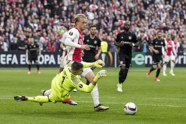 03.05.2017, Amsterdam Arena, Amsterdam, NED, UEFA EL, Ajax Amsterdam vs Olympique Lyon, Halbfinale, Hinspiel, im Bild Kasper Dolberg of Ajax Amsterdam (M), Anthony Lopes of Olypmpique Lyonnais (L) Kasper Dolberg of Ajax Amsterdam (M), Anthony Lopes of Olypmpique Lyonnais (L) during the UEFA Europa League semi final, 1st leg match between Ajax Amsterdam and Olympique Lyon at the Amsterdam Arena in Amsterdam, Netherlands on 2017 05 03. Amsterdam EP_fil