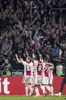 03.05.2017, Amsterdam Arena, Amsterdam, NED, UEFA EL, Ajax Amsterdam vs Olympique Lyon, Halbfinale, Hinspiel, im Bild Ajax players celebrating in front of the fans Ajax players celebrating in front of the fans during the UEFA Europa League semi final, 1st leg match between Ajax Amsterdam and Olympique Lyon at the Amsterdam Arena in Amsterdam, Netherlands on 2017 05 03. Amsterdam EP_fil