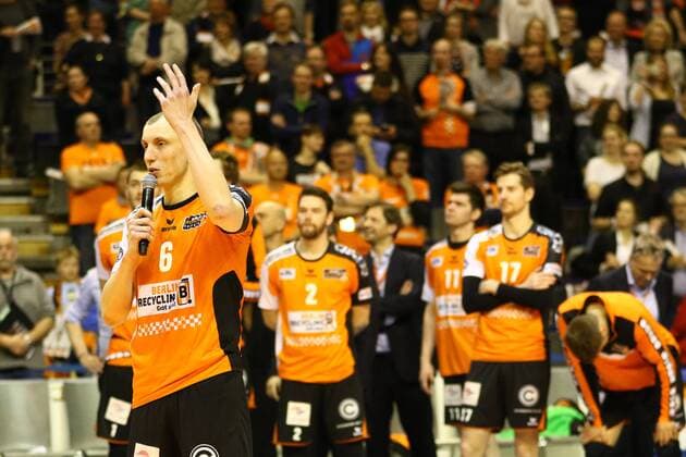 Volleyball, Herren, Saison 2016 17, 1. Bundesliga, Playoff, Finale, 2. Spiel, BR Volleys - VfB Friedrichshafen, Felix Fischer (Nr. 6, Berlin Recycling Volleys) varabschiedet sich von den Fans in der Max-Schemling-Halle, 03.05.17, Copyright: xMichaelxHundtx xMatthiasxKochx