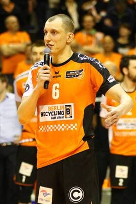 Volleyball, Herren, Saison 2016 17, 1. Bundesliga, Playoff, Finale, 2. Spiel, BR Volleys - VfB Friedrichshafen, Felix Fischer (Nr. 6, Berlin Recycling Volleys) varabschiedet sich von den Fans in der Max-Schemling-Halle, 03.05.17, Copyright: xMichaelxHundtx xMatthiasxKochx